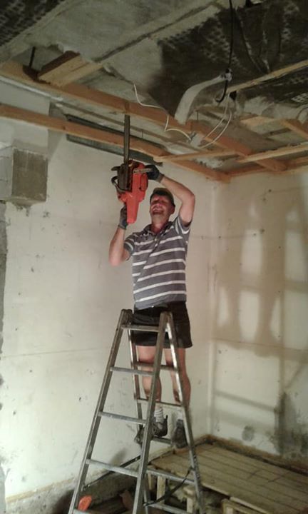 Probelokal Update...
Während die Baufirma oben werkelt...